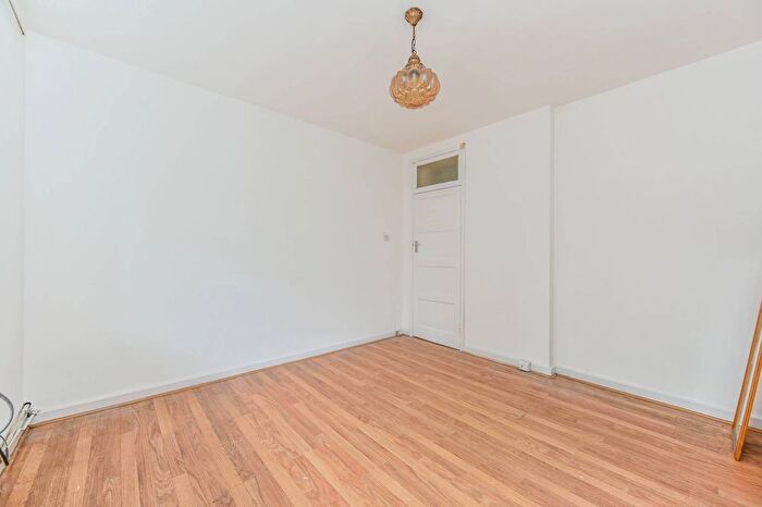 2 Bedroom Flat To Rent In Kings Avenue, Clapham Park, London, SW4