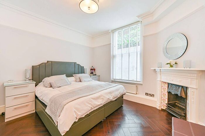 2 Bedroom Flat For Sale In Pitt Street, Kensington, London, W8