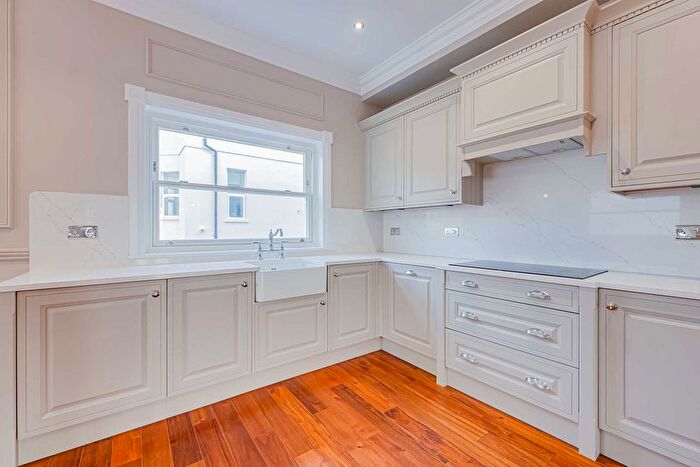 2 Bedroom Flat For Sale In Station Road, Westcliff On Sea, SS0
