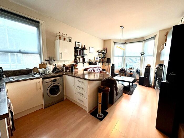 2 Bedroom Apartment For Sale In Woodgrange Drive, Southend-on-Sea, SS1
