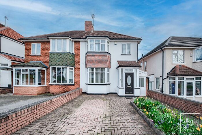 3 Bedroom Semi-detached House For Sale In Wolverhampton Road South, Birmingham, B32