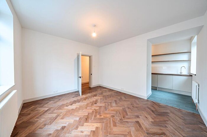 2 Bedroom Flat To Rent In Queens Row, London, SE17