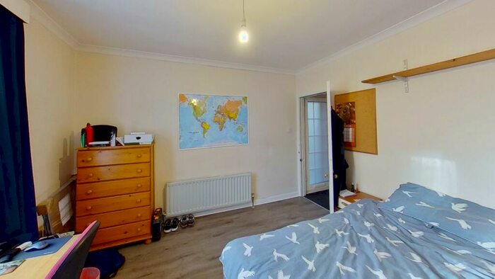 4 Bedroom Semi-Detached House To Rent In Guildford Park Road, Guildford, GU2