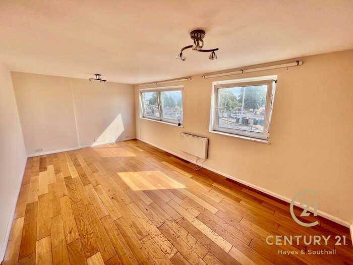 4 Bedroom Flat To Rent In Market Place, High Street, Colnbrook, Slough, SL3