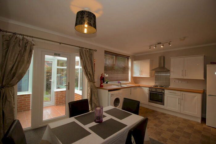 4 Bedroom Semi-Detached House To Rent In Ednaston Road, Dunkirk, Nottingham, NG7