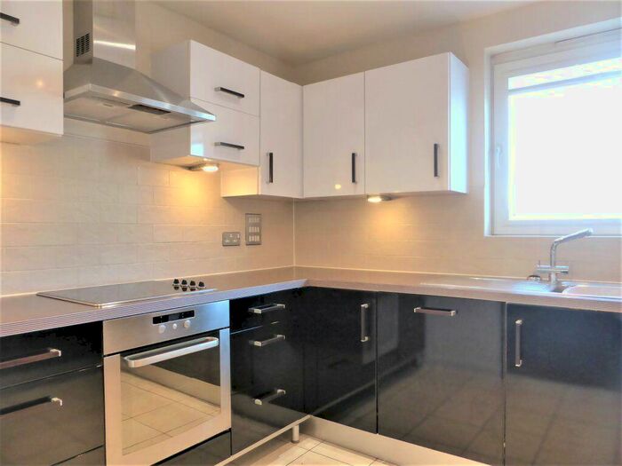 3 Bedroom Flat To Rent In Sharpthorne Court -, P13