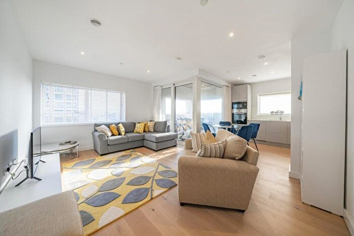 2 Bedroom Flat To Rent In Walworth Road, Walworth, London, SE17