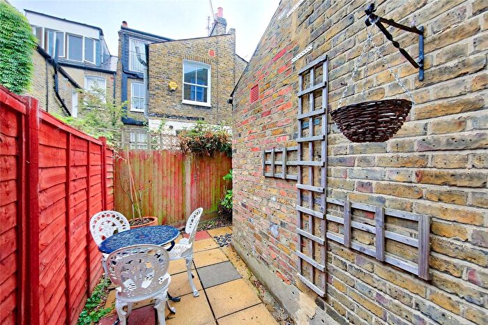 1 Bedroom Flat To Rent In Jedburgh Street, SW11