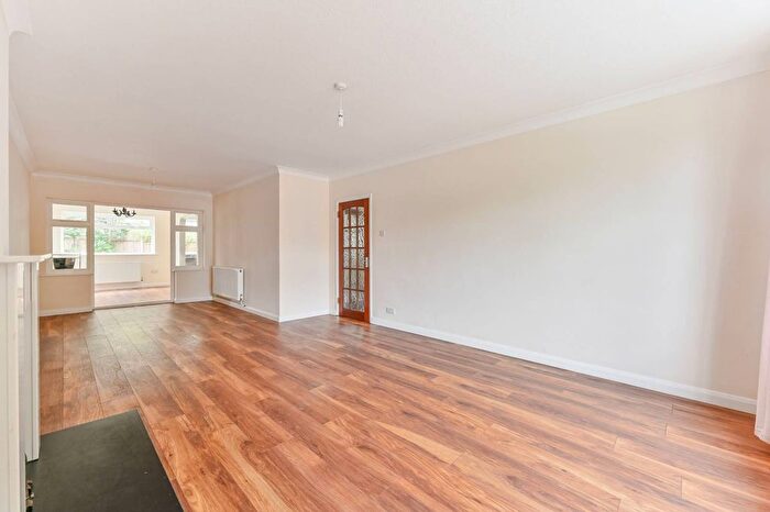 3 Bedroom Detached House To Rent In Effingham Close, Sutton, SM2