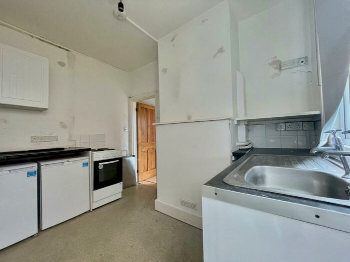 Studio To Rent In Lower Road, Sutton, London, SM1