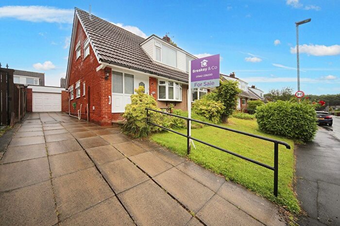 3 Bedroom Semi-Detached House For Sale In Dereham Way, Wigan, WN3