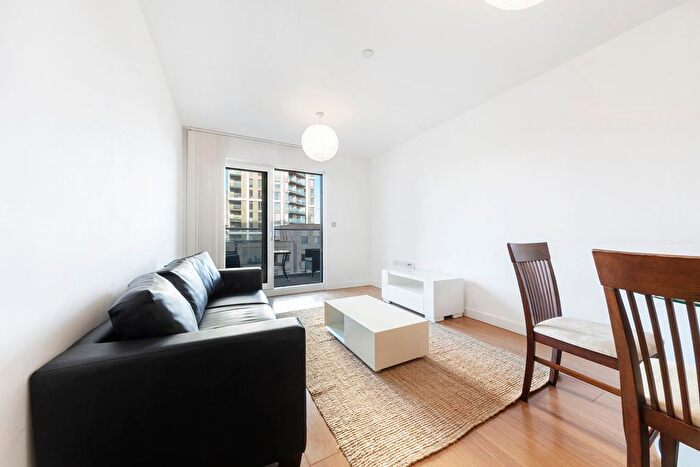 2 Bedroom Flat To Rent In City Peninsula, Greenwich, London, SE10