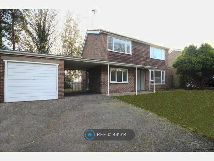3 Bedroom Detached House To Rent In Fernhill Close, Woking GU22