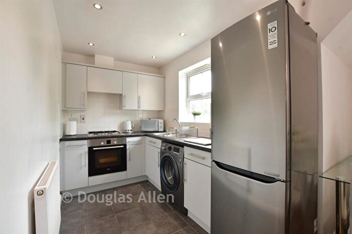 2 Bedroom Flat For Sale In Smollett Place, Wickford, Essex, SS12