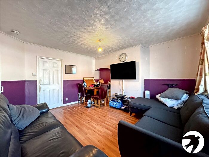3 Bedroom End Of Terrace House For Sale In Lower Road, Maidstone, Kent, ME15
