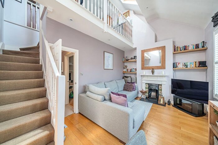 2 Bedroom Flat To Rent In Lefroy Road, London, W12