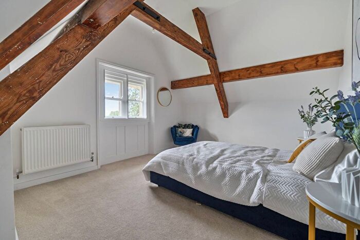 3 Bedroom Flat To Rent In Oakley Gardens, Redhill, RH1