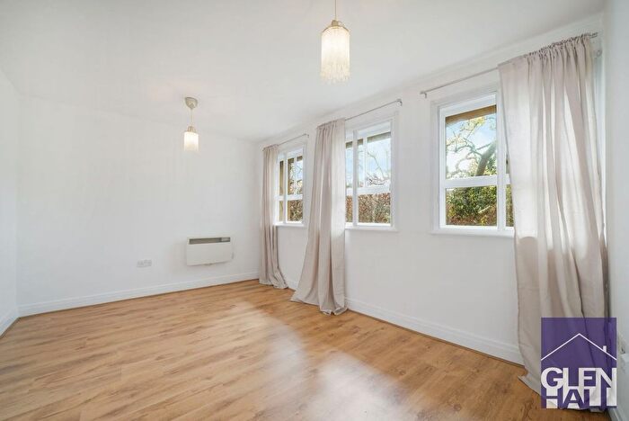 1 Bedroom Flat For Sale In Constable Close, Aldermen Court, N11