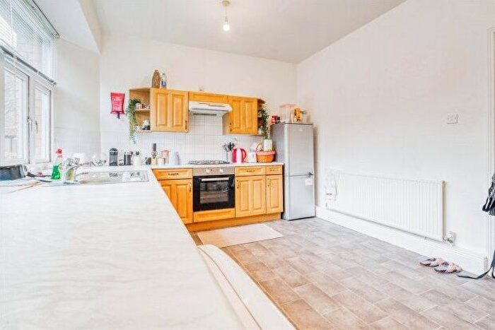 3 Bedroom Flat To Rent In Osborne Wallis House, Bristol, BS8