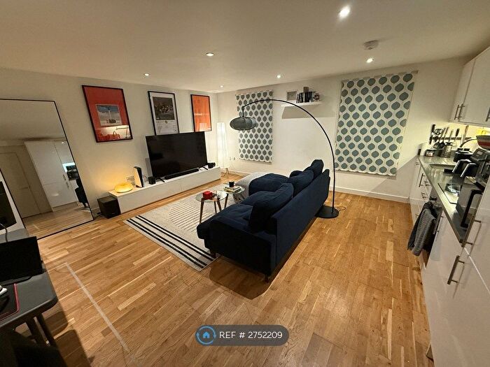 2 Bedroom Flat To Rent In Kings Avenue, London, SW4