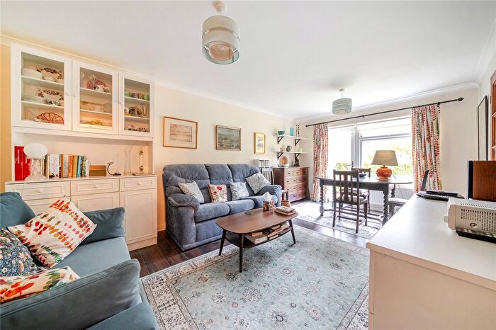 2 Bedroom Flat For Sale In Buckingham Close, Ealing, W5