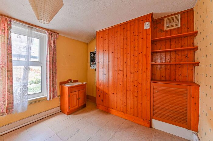 3 Bedroom End Of Terrace House For Sale In Thornbury Road, Brixton Hill, London, SW2