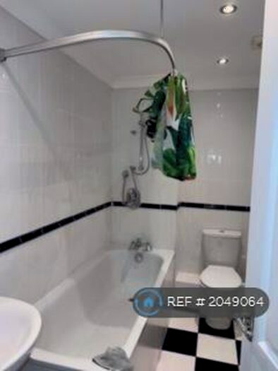 2 Bedroom Flat To Rent In Cavendish Road, London, SW12