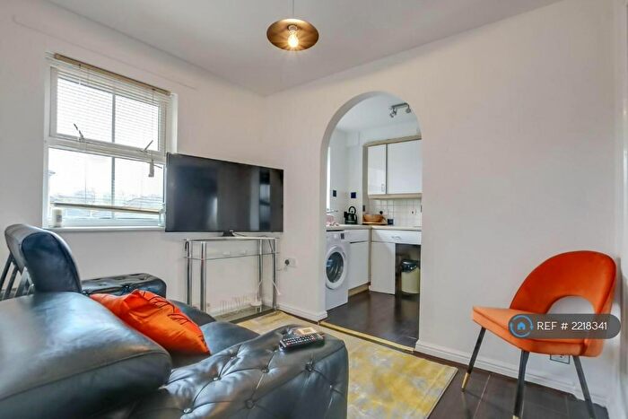 3 Bedroom Flat To Rent In Commercial Way, London, SE15