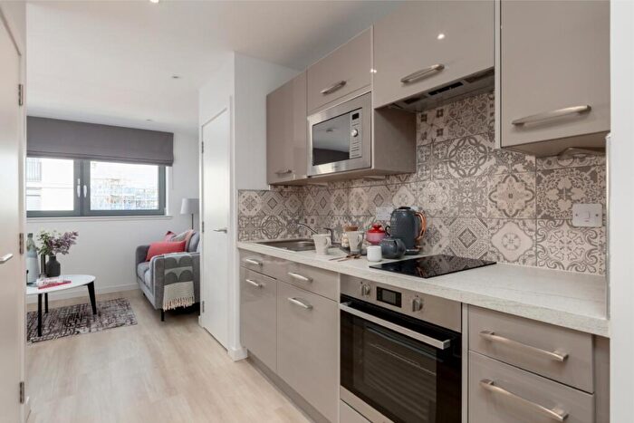 Apartment To Rent In Canal Walk Edinburgh, EH3