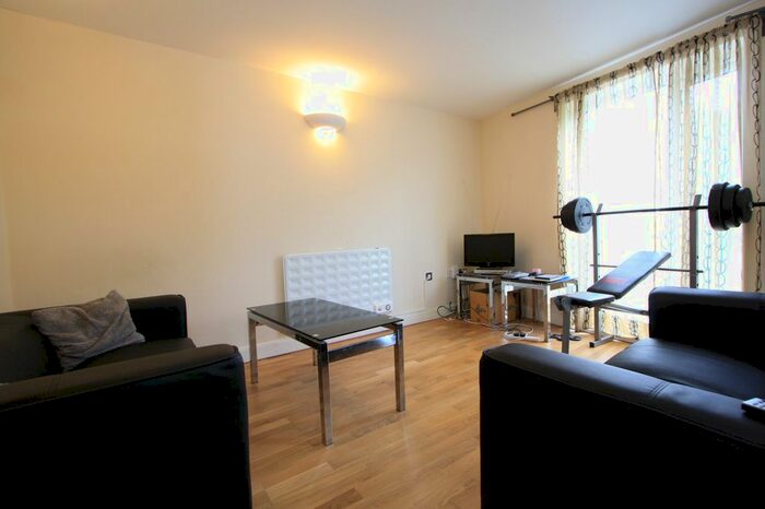 3 Bedroom Flat To Rent In Eaton Road, Sutton, SM2