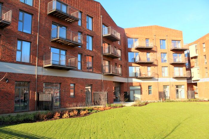 2 Bedroom Flat To Rent In Walnut Tree Close, Guildford GU1