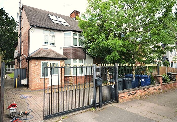 6 Bedroom Semi-Detached House To Rent In Creswick Road, London, W3