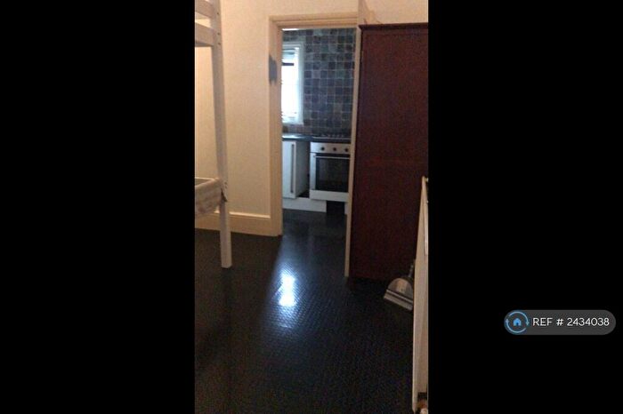 Studio To Rent In St. James Court, London, N18