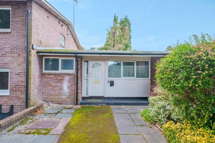 Bungalow To Rent In Waverley Court, Reading, RG30