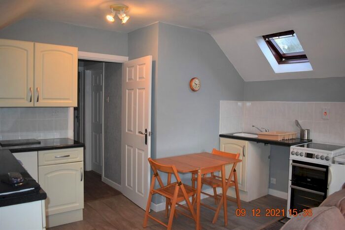 2 Bedroom Flat To Rent In The Flat, Shady Nook, St. Florence SA70