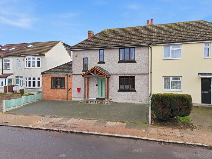 3 Bedroom Property For Sale In Park Lane, Hornchurch, RM11