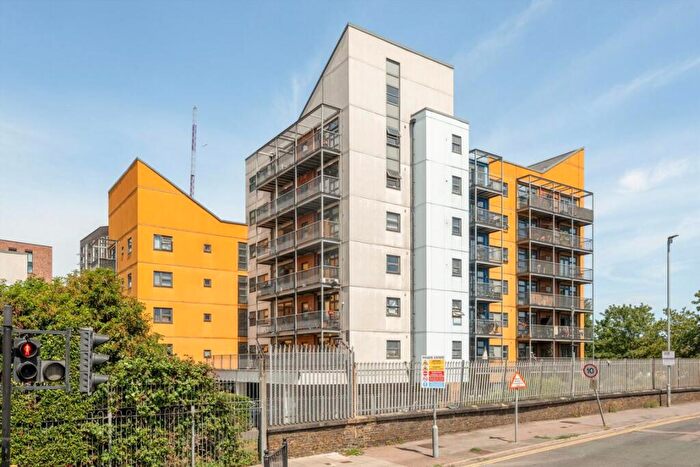 2 Bedroom Flat To Rent In Maltings Close, Bow, E3
