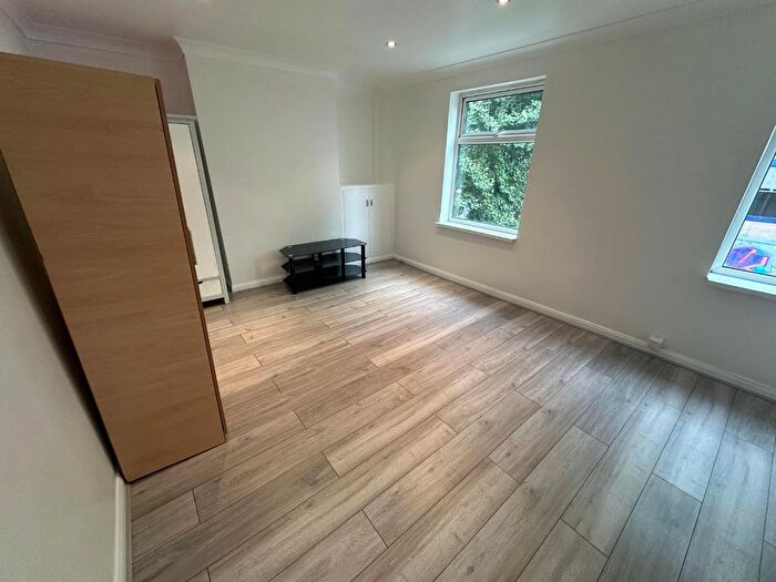 2 Bedroom Flat To Rent In Wallis Road, London, E9