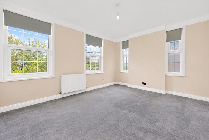2 Bedroom Flat To Rent In Western Avenue, Ealing, W5