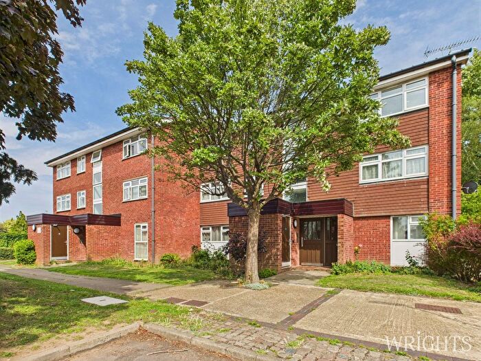 2 Bedroom Flat For Sale In Oak Tree Close, Hatfield, AL10