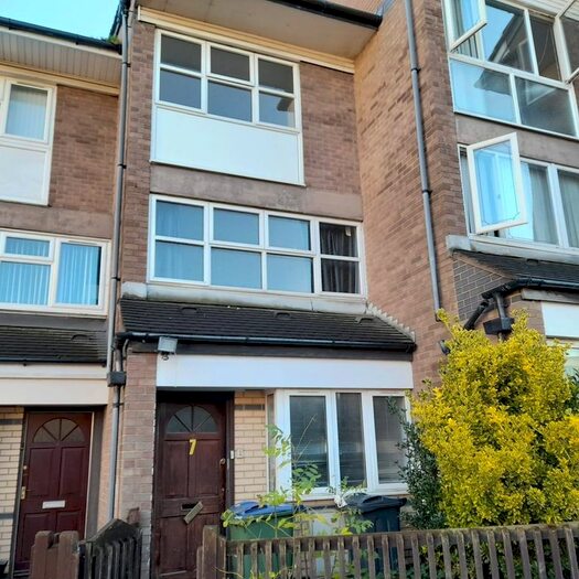 4 Bedroom Town House To Rent In Curtis Close, Smethwick, B66
