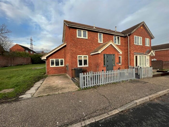 3 Bedroom Semi-Detached House For Sale In Hamberts Road, South Woodham Ferrers, Chelmsford, CM3