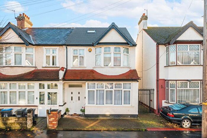 5 Bedroom End Of Terrace House To Rent In Oaklands Avenue, Thornton Heath, CR7