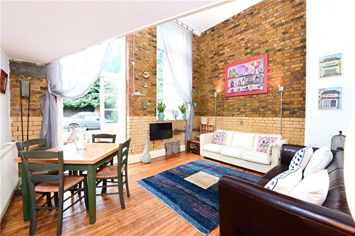 2 Bedroom Flat To Rent In The School House, Pages Walk, London, SE1