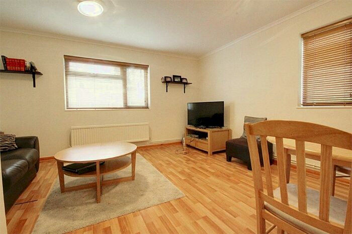 1 Bedroom Detached House To Rent In Raglan Avenue, Waltham Cross, Hertfordshire, EN8