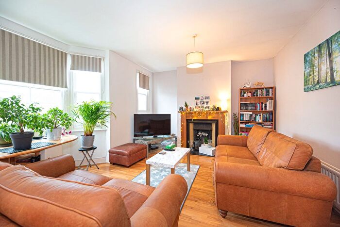 2 Bedroom Flat To Rent In Chestnut Road, London, SW20