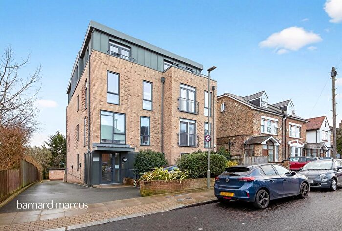 2 Bedroom Flat For Sale In Friern Park, London, N12