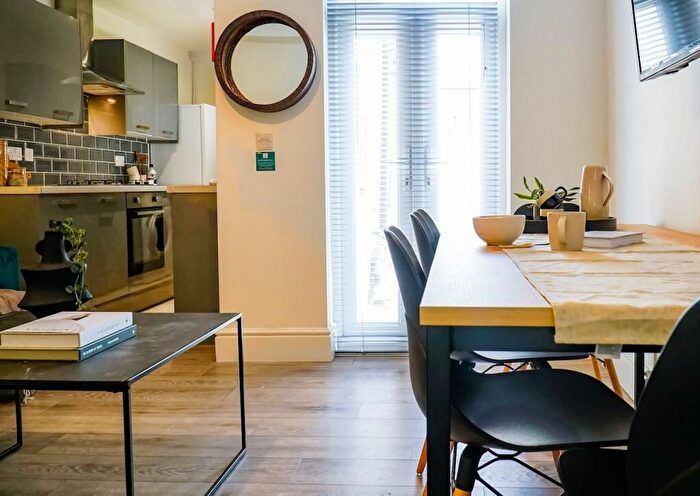 6 Bedroom Flat To Rent In Haydn Avenue, Manchester, M14