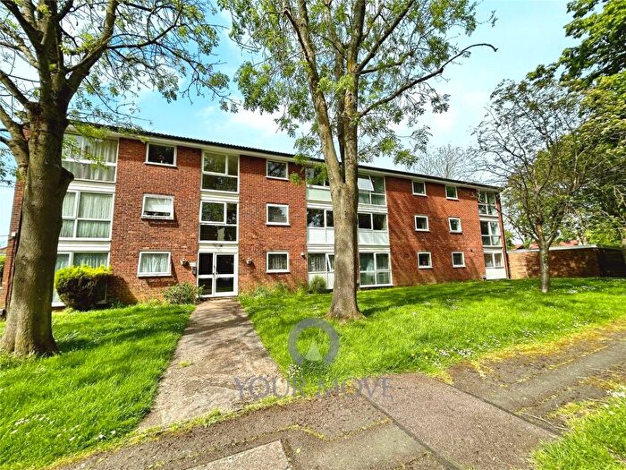 2 Bedroom Flat To Rent In Chenies Court, Hemel Hempstead, Hertfordshire, HP2