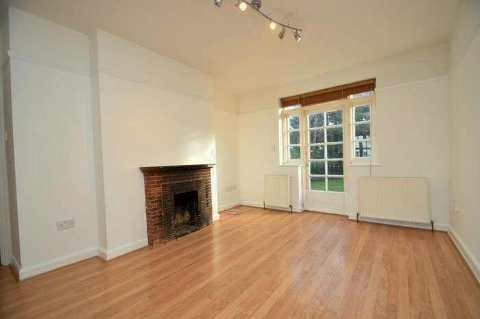 3 Bedroom Semi-Detached House To Rent In Asmuns Hill, London, NW11